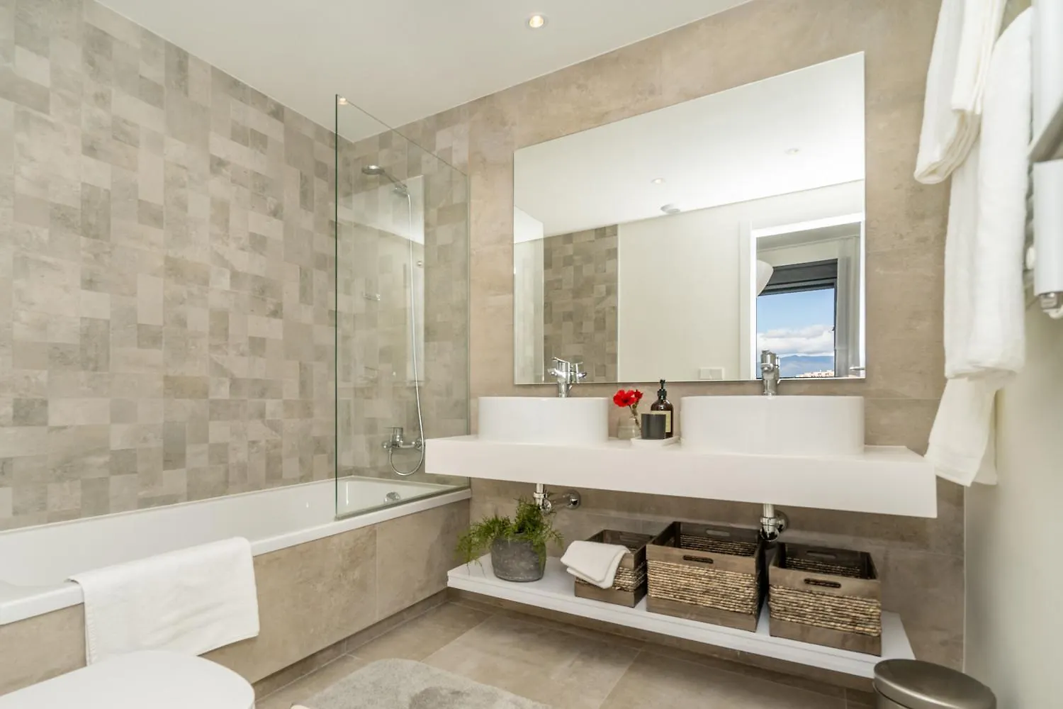 Inf26F - Modern And Bright City Apartment Estepona
